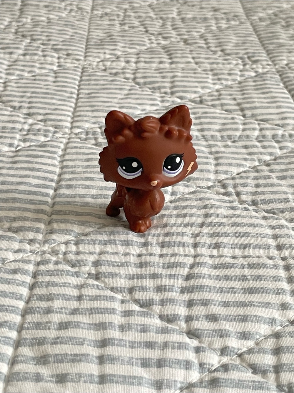 🤎Littlest Pet Shop Brown Puppy Figure with Purple, Black, and White Eyes